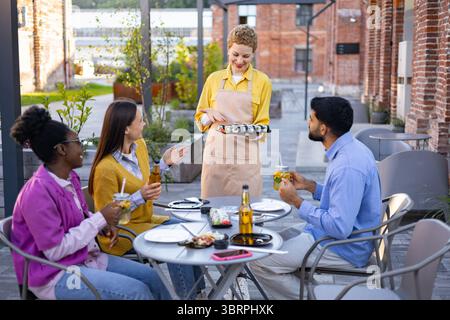 Amis appréciant Sushi en plein air Banque D'Images