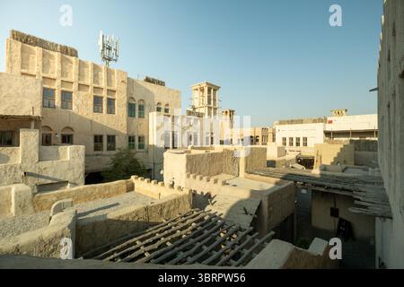 Vue horizontale du quartier historique de Dubaï Al seef avec de vieux bâtiments, terrasses et portes en bois, fenêtres, ruines de la vieille ville architecture backgroun Banque D'Images