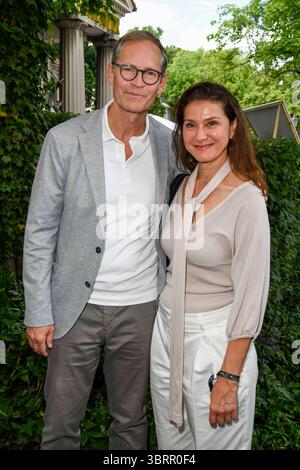 abb Michael Müller Mueller und Ehefrau Claudia ex Buergermeister SPD zu Gast beim Sommerfest des Stadtmagazins mein / 4 im Schlosspark Theater AM 13.Juli 2025 à Berlin Berlin Deutschland *** abb Michael Müller Mueller et son épouse Claudia ex Mayor SPD comme invités à la fête d'été du magazine municipal mein 4 au Schlosspark Theater le 13 juillet 2025 à Berlin Allemagne Banque D'Images