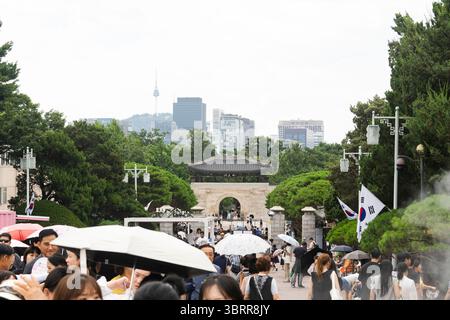 Séoul, Corée du Sud. 14 juillet 2025, Séoul, Séoul, Corée : alors que le président Lee Jae Myung a décidé de reprendre l'utilisation de la Maison bleue comme bureau officiel, l'accès du public prendra fin aujourd'hui, 14 juillet. Du 16 au 31 juillet, seules les visites extérieures seront autorisées pour les personnes ayant des réservations. À compter du 1er août, toutes les visites publiques seront suspendues jusqu’à ce que la transition soit terminée. Crédit : ZUMA Press, Inc/Alamy Live News Banque D'Images
