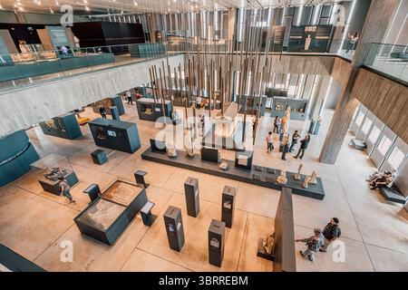 5 mai 2025, Canakkale, Turquie : vue en grand angle d'un musée de Troie visiteurs admirant des découvertes archéologiques dans un espace d'exposition contemporain Banque D'Images