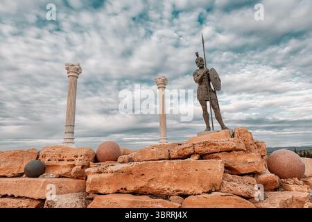05 mai 2025, Canakkale, Turkiye : statue d'un guerrier de la guerre de Troie avec lance et bouclier, inspirée par Homère Iliad, près de l'ancienne Troie Banque D'Images
