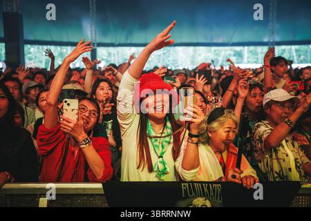 Roskilde, Danemark. 04 juillet 2025. Les amateurs de concert vus lors d'un concert live avec le chanteur japonais Fujii Kaze au festival de musique danois Roskilde Festival 2025 à Roskilde. Banque D'Images