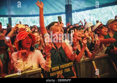 Roskilde, Danemark. 04 juillet 2025. Les amateurs de concert vus lors d'un concert live avec le chanteur japonais Fujii Kaze au festival de musique danois Roskilde Festival 2025 à Roskilde. Banque D'Images