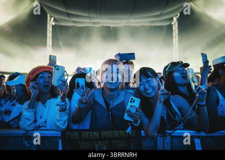 Roskilde, Danemark. 04 juillet 2025. Les amateurs de concert vus lors d'un concert live avec le chanteur japonais Fujii Kaze au festival de musique danois Roskilde Festival 2025 à Roskilde. Banque D'Images