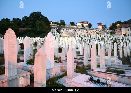 Sarajevo, Bosnie-Herzégovine - 21 juin 2025 : cimetière Kovaci à Sarajevo. Banque D'Images