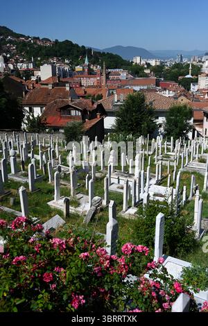 Sarajevo, Bosnie-Herzégovine - 22 juin 2025 : cimetière Groblje Alifakovac à Sarajevo. Banque D'Images