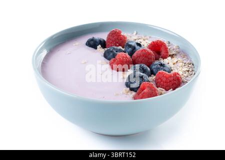 Bol à smoothie sain avec des baies isolé sur fond blanc Banque D'Images