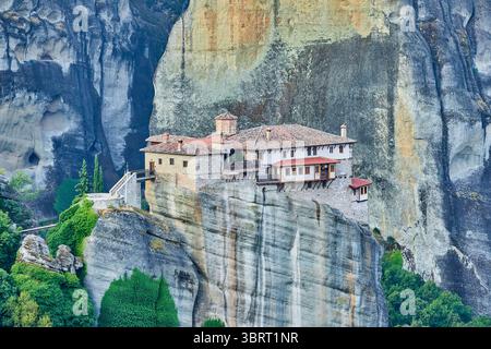 Monastère de Roussanou perché sur des piliers naturels géants dans la zone des monastères des Météores, Thessalie, Grèce, Europe Banque D'Images