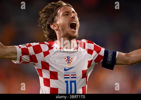 Rotterdam, Olanda. 14 juin 2023. Foto Fabio Ferrari/LaPresse 14 Giugno 2023 - Rotterdam, Paesi Bassi - sport, calcio - Olanda vs Croazia - UEFA Nations League - demi-finale - Stadion Feijenoord 'de Kuip'-Rotterdam. Nella foto : esultanza Luka Modric (Croatie) 14 juin 2023 Rotterdam, Olanda - sport, calcio - pays-Bas vs Croatie - UEFA Nations League - demi-finale - Stadion Feijenoord 'de Kuip'-Rotterdam. Sur la photo : célèbre Luka Modric ( Croatie) crédit : LaPresse/Alamy Live News Banque D'Images