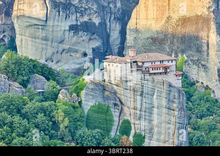 Monastère de Roussanou perché sur des piliers naturels géants dans la zone des monastères des Météores, Thessalie, Grèce, Europe Banque D'Images