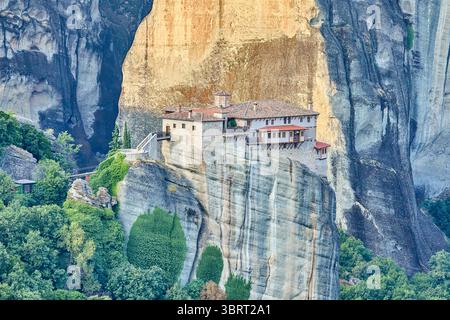 Monastère de Roussanou perché sur des piliers naturels géants dans la zone des monastères des Météores, Thessalie, Grèce, Europe Banque D'Images