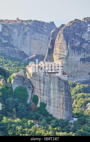 Monastère de Roussanou perché sur des piliers naturels géants dans la zone des monastères des Météores, Thessalie, Grèce, Europe Banque D'Images