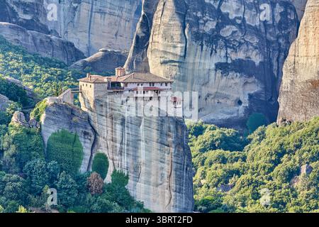 Monastère de Roussanou perché sur des piliers naturels géants dans la zone des monastères des Météores, Thessalie, Grèce, Europe Banque D'Images