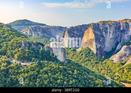 Monastère de Roussanou perché sur des piliers naturels géants dans la zone des monastères des Météores, Thessalie, Grèce, Europe Banque D'Images