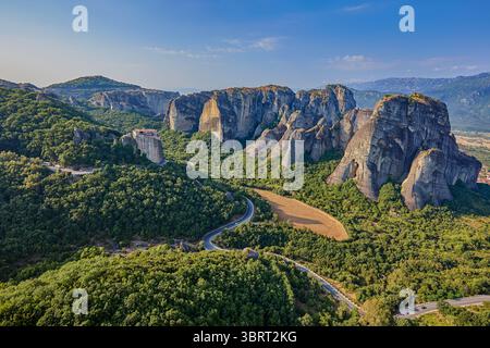 Monastère de Roussanou perché sur des piliers naturels géants dans la zone des monastères des Météores, Thessalie, Grèce, Europe Banque D'Images