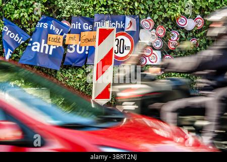 Umkämpftes Tempo 30-Pladoyer, zerstörtes transparent in der Ortsmitte von Glonn, Landkreis Ebersberg, juillet 2025 Deutschland, Glonn, juillet 2025, umkämpftes Tempo 30-Pladoyer, Probiers mal mit Gemütlichkeit, Fahr 30, zerstörtes transparent in der Ortsmitte von Glonn, von einer Anwohnerin angebrachtes transparent, das sich für Tempo 30 in der Ortsmitte einsetzt, wurde von Gegnern des Tempolimits zerschnitten und mit Kommentar nicht mit Gewalt versehen, transparent in der Höhe Münchener Straße des Marktplatzes, Ecke zur Durchfahrtsstraße, Starad Auto Staplatz Banque D'Images