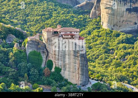 Monastère de Roussanou perché sur des piliers naturels géants dans la zone des monastères des Météores, Thessalie, Grèce, Europe Banque D'Images