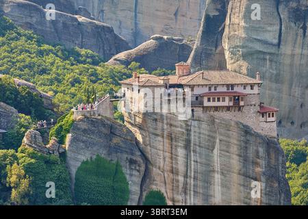 Monastère de Roussanou perché sur des piliers naturels géants dans la zone des monastères des Météores, Thessalie, Grèce, Europe Banque D'Images
