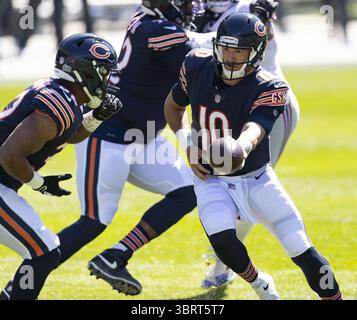 20 septembre 2020, Chicago, il, États-Unis : le quarterback de Chicago Mitch Trubisky remet la main à David Montgomery contre les Giants de New York le dimanche 20 septembre 2020, au Soldier Field à Chicago, Illinois. (Crédit image : © TNS via ZUMA Wire) Banque D'Images