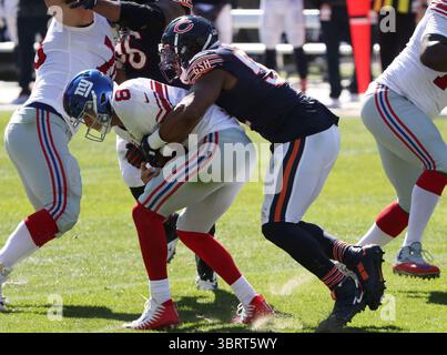 20 septembre 2020, Chicago, il, États-Unis : le linebacker extérieur des Chicago Bears Khalil Mack met le quarterback Daniel Jones des New York Giants dans le quatrième quart-temps le dimanche 20 septembre 2020, au Soldier Field à Chicago, Illinois. (Crédit image : © TNS via ZUMA Wire) Banque D'Images