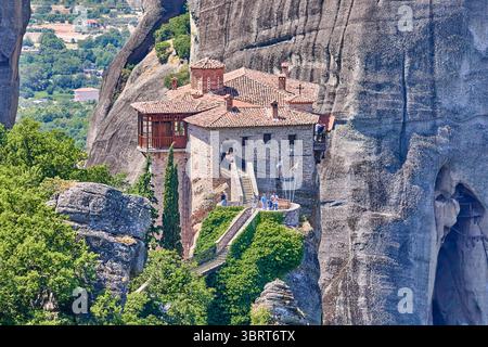 Monastère de Roussanou perché sur des piliers naturels géants dans la zone des monastères des Météores, Thessalie, Grèce, Europe Banque D'Images