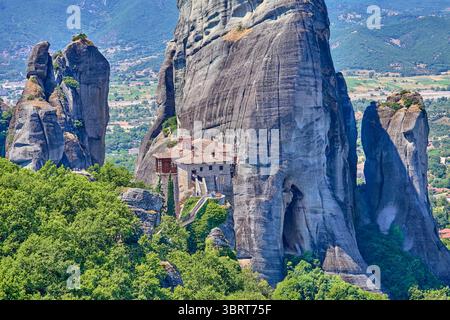 Monastère de Roussanou perché sur des piliers naturels géants dans la zone des monastères des Météores, Thessalie, Grèce, Europe Banque D'Images