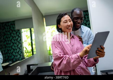 Un couple heureux et multinational qui sont des nomades numériques et travaillent dans un pays différent chaque mois Banque D'Images