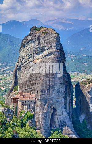 Monastère de Roussanou perché sur des piliers naturels géants dans la zone des monastères des Météores, Thessalie, Grèce, Europe Banque D'Images