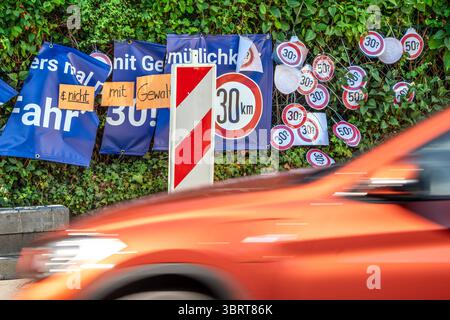 Umkämpftes Tempo 30-Pladoyer, zerstörtes transparent in der Ortsmitte von Glonn, Landkreis Ebersberg, juillet 2025 Deutschland, Glonn, juillet 2025, umkämpftes Tempo 30-Pladoyer, Probiers mal mit Gemütlichkeit, Fahr 30, zerstörtes transparent in der Ortsmitte von Glonn, von einer Anwohnerin angebrachtes transparent, das sich für Tempo 30 in der Ortsmitte einsetzt, wurde von Gegnern des Tempolimits zerschnitten, danach mit Kommentar nicht mit Gewalt versehen, transparent der Münchener Straße des Marktzes, Ecke Durchfahrtsstraße, Höhe, fährt, Staatsstraße Auto für,, Envorechei Banque D'Images