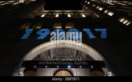 21 septembre 2020, Washington, DC, États-Unis : le nombre de décès liés à la COVID aux États-Unis est projeté sur le Trump International Hotel à Washington DC le 21 septembre 2020. (Crédit image : © Carol Guzy/ZUMA Wire) Banque D'Images