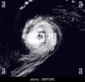 15 septembre 2020 - Océan Atlantique - la saison des ouragans 2020 dans l'Atlantique a battu de nombreux records jusqu'à présent, et la saison est à peine à moitié terminée. Plus de tempêtes nommées se sont produites plus tôt que jamais à l'ère des satellites. Au 14 septembre, le National Hurricane Center avait nommé vingt tempêtes en un peu plus de trois mois ; une saison moyenne produit douze tempêtes en six mois. Cinq systèmes de tempêtes tropicales tourbillonnaient dans l'océan Atlantique le 14 septembre, égalisant le record du plus grand nombre de cyclones tropicaux observés dans le bassin à une époque. La saison des ouragans atteint généralement son maximum de la mi-août à la fin du cycle de vie Banque D'Images