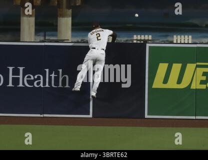 22 septembre 2020, San Diego, CA, États-Unis : Trent Grisham, centre des Padres de San Diego, ne peut pas atteindre un home run à deux coups par Max Stassi des Angels de Los Angeles en sixième manche au Petco Park à San Diego le mardi 22 septembre 2020. (Crédit image : © TNS via ZUMA Wire) Banque D'Images