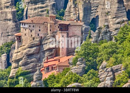 Monastère de Roussanou perché sur des piliers naturels géants dans la zone des monastères des Météores, Thessalie, Grèce, Europe Banque D'Images