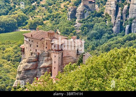 Monastère de Roussanou perché sur des piliers naturels géants dans la zone des monastères des Météores, Thessalie, Grèce, Europe Banque D'Images