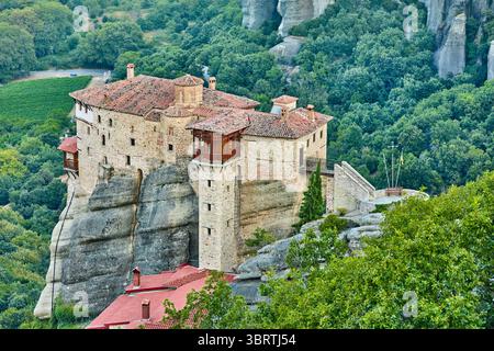 Monastère de Roussanou perché sur des piliers naturels géants dans la zone des monastères des Météores, Thessalie, Grèce, Europe Banque D'Images