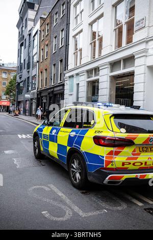 Voiture de police Lexington Street, Londres. Lentement, en se déplaçant Banque D'Images