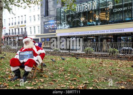 23 septembre 2020, Londres, Royaume-Uni : un homme habillé en Père Noël est vu assis dans une chaise de pique-nique avec une affiche dans les mains autour de Leicester Square à Londres pour promouvoir la nouvelle chaîne Sony Movies Christmas qui sortira jeudi 24 septembre et durera trois mois. (Crédit image : © Brett Cove/SOPA images via ZUMA Wire) Banque D'Images