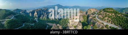 Drone aérien vue panoramique des monastères des Météores perchés sur des formations rocheuses dans la région de Trikala, Thessalie, Grèce, Europe Banque D'Images