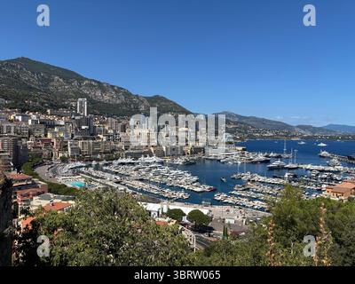 Regardant depuis le point du vue de Fontvieille à Monaco. Banque D'Images