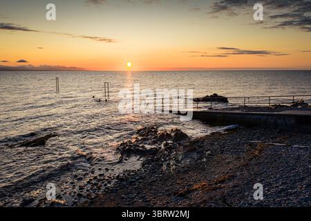 Vol de Nice au-dessus de la jetée de Salterstown, Annagassan, comté de Louth, République d'Irlande Banque D'Images