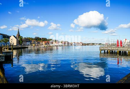 Vue sur le port historique de la ville de Flensburg et le paysage environnant. Port de Flensburg sur le fjord. Banque D'Images
