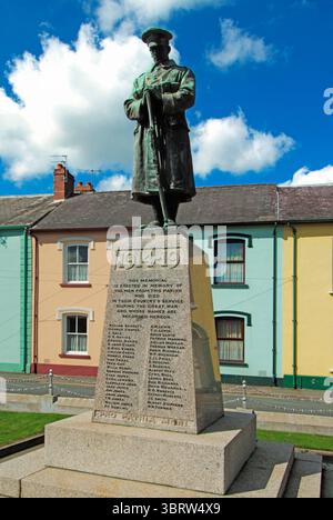 Archives historiques première et seconde Guerre mondiale inscriptions commémoratives de militaires tombés dans la ville de marché de Llandovery situé en face de maisons de terrasse colorées sur un ciel bleu ensoleillé dans le Carmarthenshire Angleterre Royaume-Uni pris en 2004 Banque D'Images