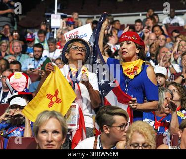 25 juillet 2016, Philadelphie, Pennsylvanie, États-Unis : Philadelphie, Pennsylvanie, États-Unis, 25 juillet 2016.les déléguées des femmes tiennent le drapeau de l'État du Nouveau-Mexique pour montrer leur soutien à la candidate Hillary Clinton (crédit image : © Mark Reinstein/ZUMA Wire) Banque D'Images