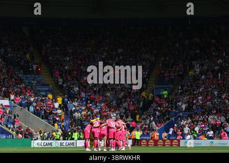 Les joueurs d'Ipswich Town se blottissent avant le coup d'envoi - Leicester City v Ipswich Town, premier League, King Power Stadium, Leicester, Royaume-Uni - 18 mai 2025 usage éditorial uniquement - des restrictions DataCo s'appliquent Banque D'Images