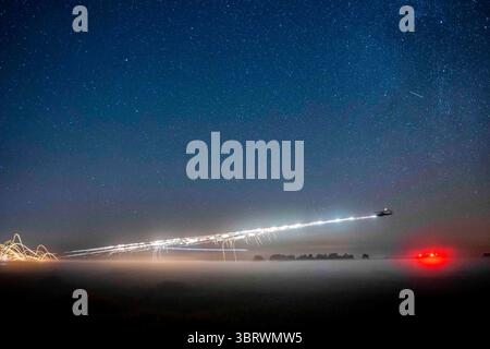 16 septembre 2020 - Bemowo Piskie, Pologne - Un hélicoptère Apache américain, affecté à la 101e brigade de l'aviation de combat, tire des roquettes pendant l'exercice de tir réel Wojtek à l'appui du groupement tactique de présence avancée renforcée des NATO-Pologne à Bemowo Piskie, Pologne, Septembert. 16, 2020. L'exercice de tir réel a coordonné les moyens du Royaume-Uni, de la Croatie et des États-Unis, y compris les soldats du 2e escadron, 2e régiment de cavalerie. NATOS EFP BG-P se compose de quatre groupements tactiques de la taille d'un bataillon qui se déploient sur une base continue de rotation en Estonie, Lettonie, Lituanie et Pologne pour démontrer l'allié Banque D'Images