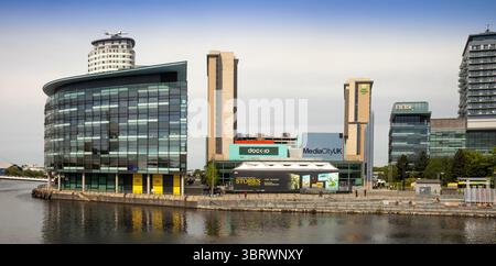 Royaume-Uni, Angleterre, Salford, Quays, vue surélevée de MediaCityUK depuis Lowry Centre, panoramique Banque D'Images