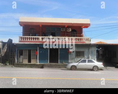 Canton de Xiulin, comté de Hualien, Taïwan - 9 novembre 2024 - Une vue extérieure détaillée d'une maison taïwanaise traditionnelle de deux étages avec un balcon, stand Banque D'Images