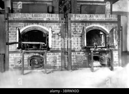 1945 photo instantanée de deux crématoires du camp de concentration de Dachau dans le sud de l'Allemagne, près de la ville de Dachau, à environ 16 kilomètres au nord-ouest de Banque D'Images