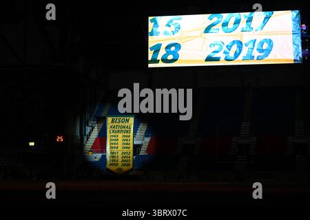 3 octobre 2020 : les NDSU Bison lèvent leur bannière de championnat NCAA 2019 au Fargo Dome avant un match de football NCAA FCS entre les Central Arkansas Bears et le North Dakota State Bison au Fargo Dome, Fargo, Dakota du Nord. Russell Hons/CSM(image de crédit : &copy ; Russell Hons/CSM via ZUMA Wire) Banque D'Images